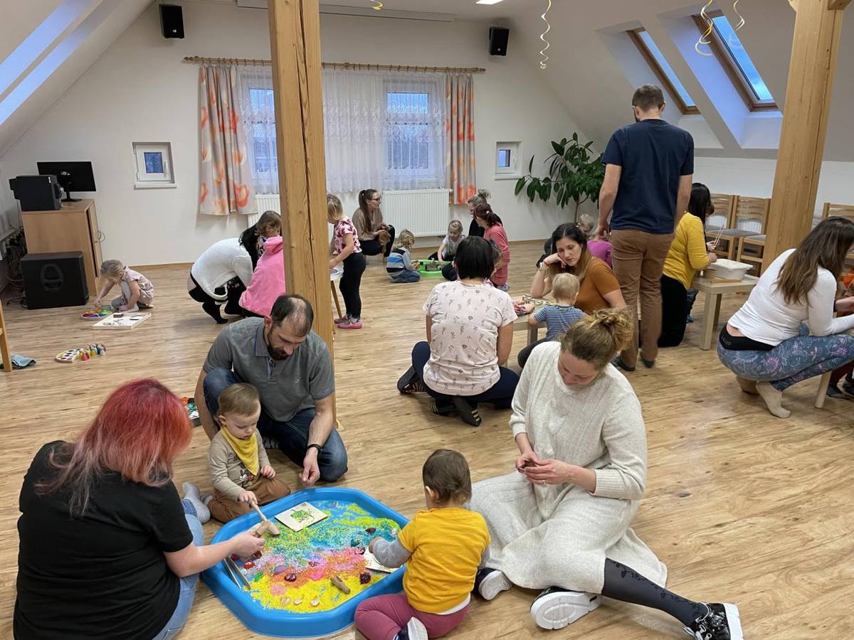 Zcela nová aktivita s tímto zvláštním názvem pro děti již od 18ti měsíců se uskutečnila v lednu a únoru Obecním domě. Jednalo se o tzv. smyslohraní, kde si děti mohly vyzkoušet dotýkat se různých materiálů a hrát si s nimi.