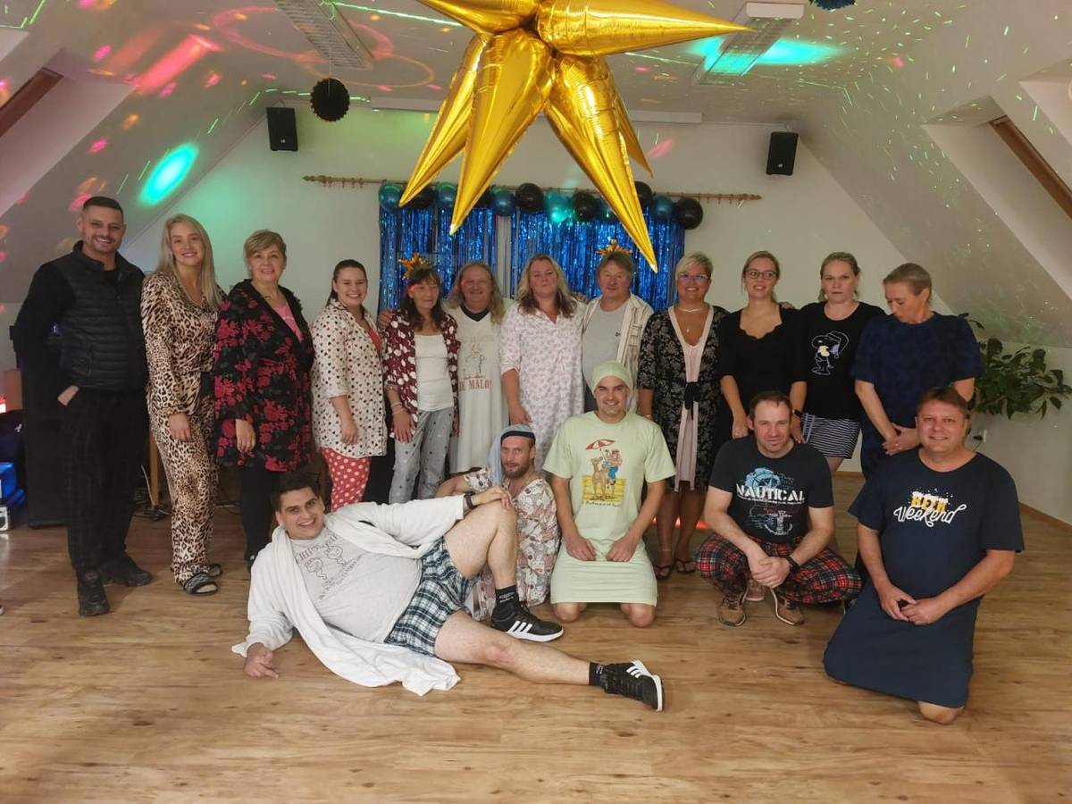 V sobotu 26. října 2024 ožil kulturní dům pyžamovou párty plnou uvolněné a přátelské atmosféry. DJ Prazdroj z RN Produkce roztančil všechny návštěvníky, kteří dorazili v pyžamech, nočních košilích a županech. Děkujeme všem za skvělý večer a těšíme se na příští ročník!