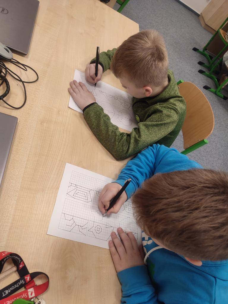 V dnešním kroužku jsme se učili mikroskopování, procvičovali jsme prostorovou orientaci a vizuální vnímání a také jsme zkoušeli kreslit trochu jinak :)