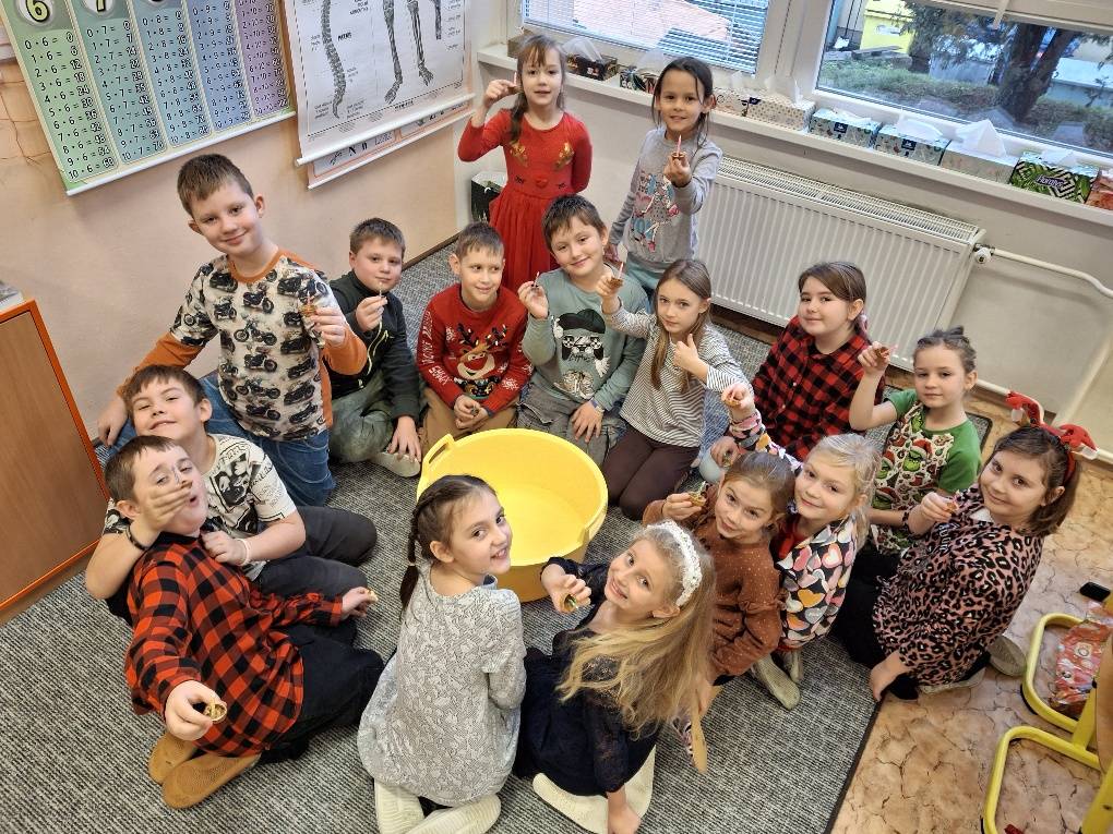 Pojďte se s námi podívat, jak si užili žáci 2. a 3. třídy poslední předvánoční školní den.
