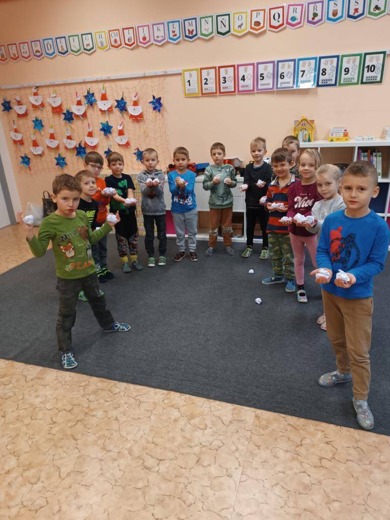 Veselé zimní aktivity jdou hrát i v naší přípravce. Stačí vyrobit sněhové koule a hraní může začít!  Nemůžou chybět ani krásní sněhuláci a také přání Davídkovi a Františkovi k narozeninám! Všechno nejlepší!