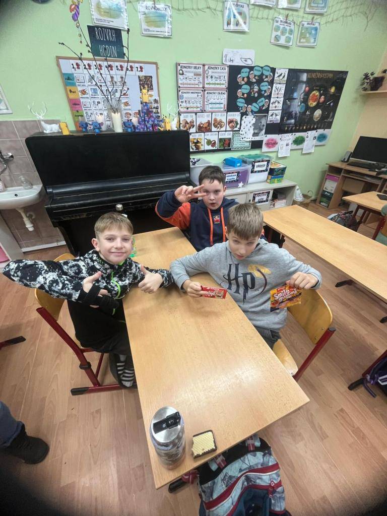 Na stezce na ně čekaly různé úkoly. Každý splněný úkol přinesl další část tajenky, kterou děti netrpělivě skládaly. Nakonec je čekala sladká odměna.