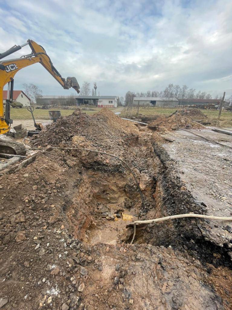 Závada je na hlavním řadu.   V úterý se přesné místo nepodařilo lokalizovat.   Dnes po vykopání dalších 30 metrů jsme snad u cíle.   Abychom si byli jisti a prasklinu dokázali opravit, musíme opět zastavit vodu.   Děkujeme za pochopení!