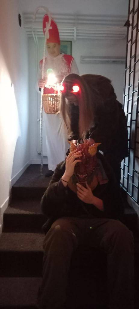 Naší školu i mateřskou školu navštívili čerti, Mikuláš a andělé, a to pod vedením deváťáků, kteří si vše pečlivě připravili.