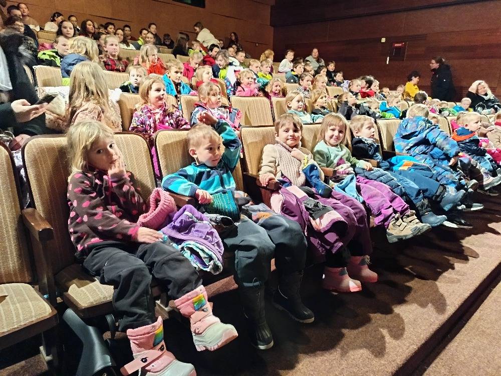 V úterý 21.1.jsme jeli do Strmilova do kina, kde se odehrávalo divadlo Bajky pana Ezopa. Dětem bylo nejprve hravě vysvětleno, co je to bajka. Pak se podívaly na pár zahraných příběhů a nakonec společně s divadelníky našly, jaká z bajek plynou ponaučení.