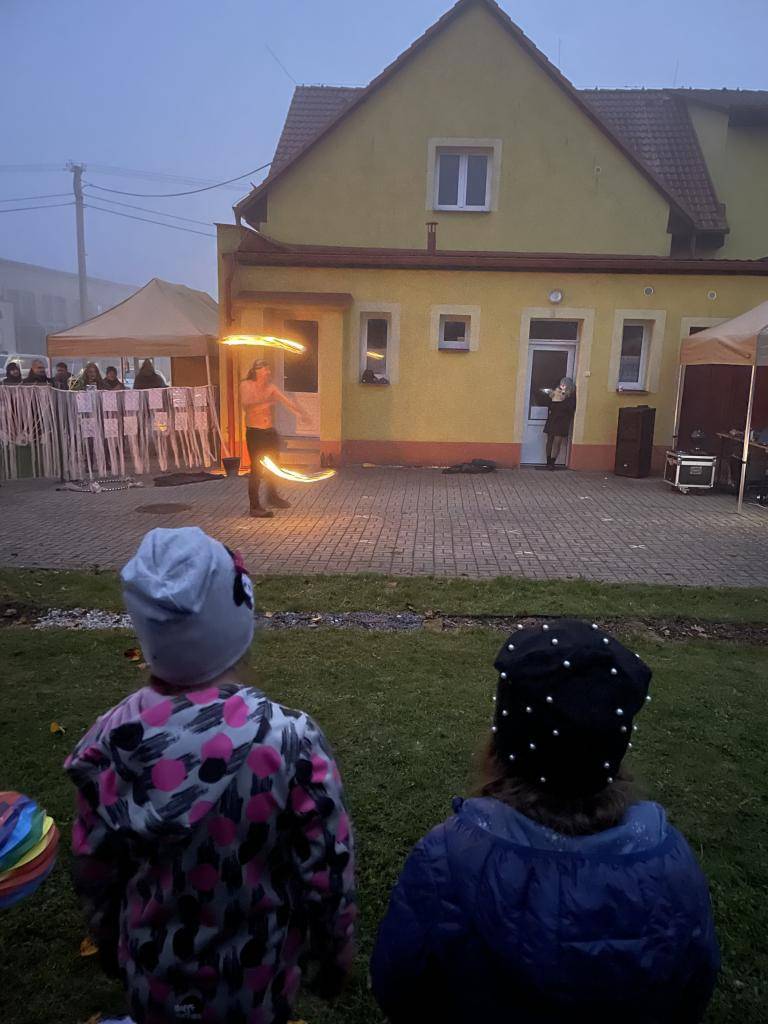 V naší obci Záchlumí proběhl tradiční svatomartinský průvod, který rozzářil podzimní tmu kouzelnými lampiony. Martin na hnědém koni vedl průvod vesnicí, který zakončilo společné setkání s občerstvením na návsi. Děkujeme všem za krásnou atmosféru a těšíme se na příští rok!