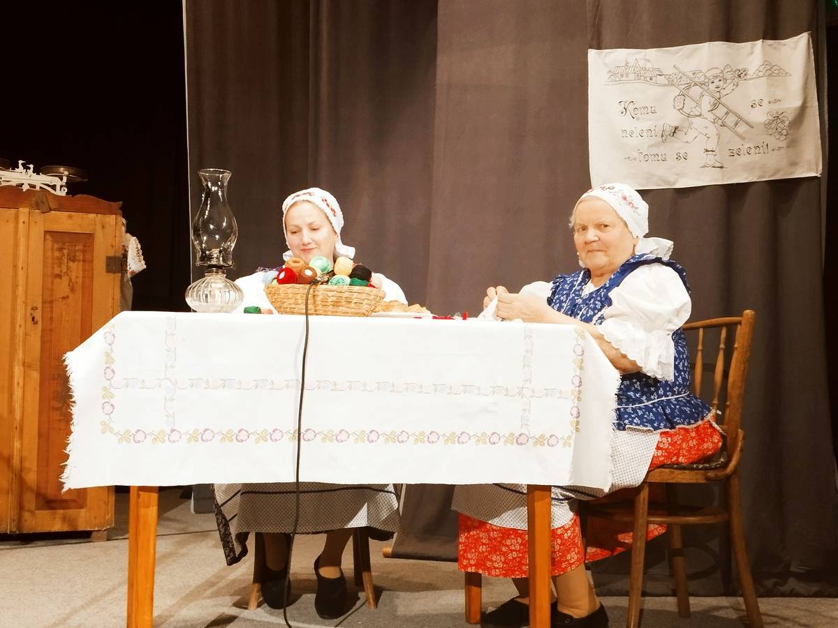 podujatie, ktorého krásnych 39 rokov sme oslávili 18. januára v kine Vatra. A práve toto číslo napovedá o jeho obľúbenosti, a to nielen v Novej Bani, ale známe je naprieč celým Slovenskom. Vďačíme za to jeho návštevníkom a rovnako aj účinkujúcim, ľuďom, ktorým heligónka učarovala a prirástla k srdcu. Veď Novobanskí heligonkári to nie je len prehliadka, je to vskutku sviatok, na ktorý sa tešíme, je to deň plný srdečných stretnutí, dobrej nálady a pozitívnej energie. A presne v takejto atmosfére sa niesol aj tento ročník. Naše pozvanie prijali heligonkári z Novej Bane - Ignác Šály, Jozef Suchý, ...