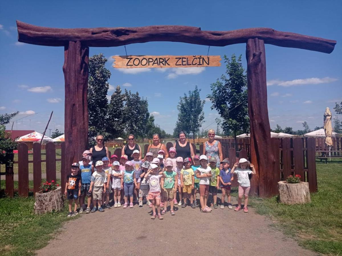 Celoškolní výlet do Zelčína   Připravený program s průvodkyní Adélkou  Památeční dřevěná zvířátka (magnetky) - dílničky   Kontaktní poznávání zvířátek s výkladem  Trampolíny a přelézání balíků slámy  Jízda na koni