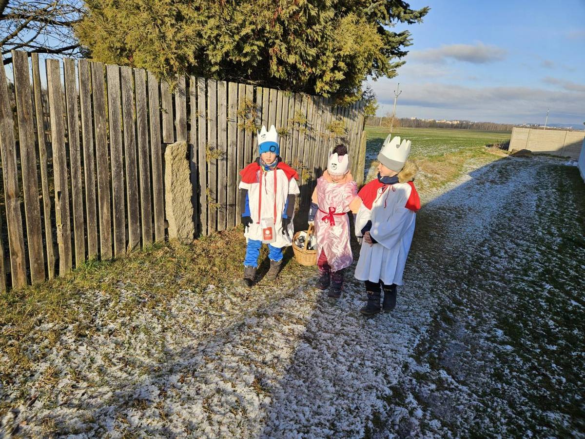 V sobotu 4. 1. 2025 se v Dolní Pěně uskutečnila Tříkrálová sbírka, které se  zúčastnilo celkem 10 malých koledníků ve třech skupinkách. Koledníci několik hodin trpělivě obcházeli dům po domu, vybírali peníze na charitativní účely a zpívali koledu "My tři králové". Moc jim děkujeme.