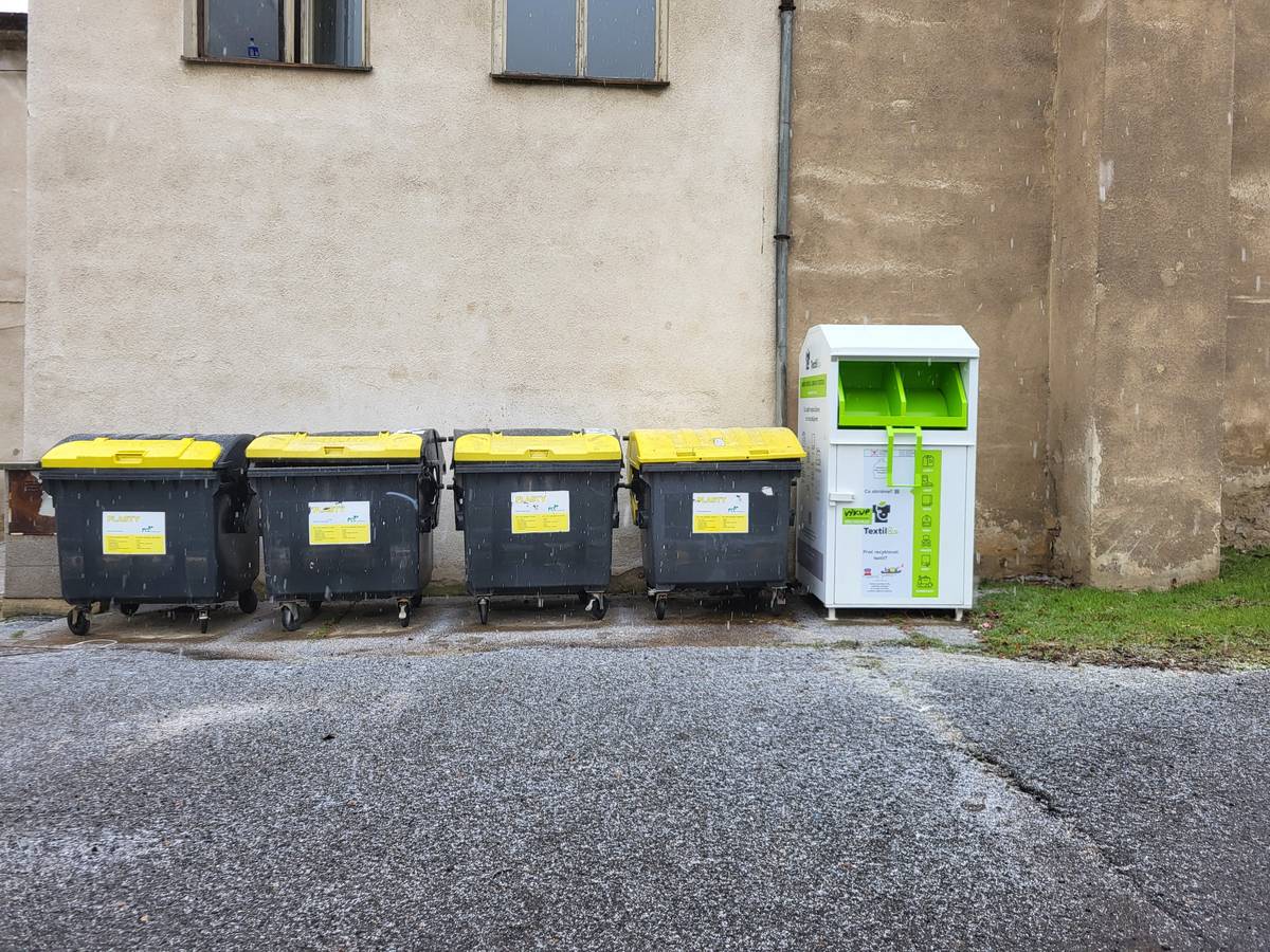 V Děčanech byl umístěn kontejner na textil. Co lze do něho ukládat najdete v příloze této zprávy nebo na webu obce. Děkujeme, že budete třídit a udržovat v okolí kontejneru pořádek.