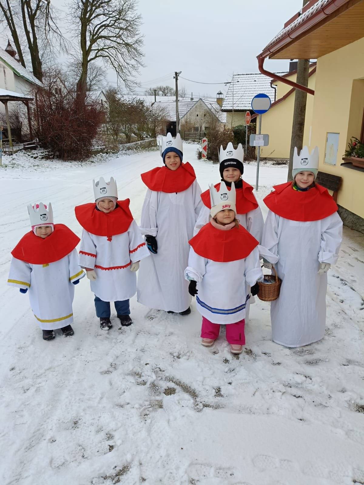 Dne 5.1.2025 u nás v obci proběhla Tříkrálová sbírka, při které se vybrala částka 4.406,- Kč. Výtěžek sbírky je určen na pomoc nemocným, handicapovaným, seniorům, matkám s dětmi v tísni a dalším lidem v nouzi všude tam, kam dosáhne pomoc Charity Česká republika. Desetina výnosu sbírky je každoročně určena na rozvojovou a humanitární pomoc v zahraničí. Děkujeme všem za přispění :-)