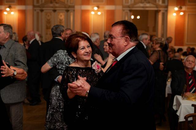 Kdo už má za sebou oslavu šedesátých narozenin a nechybí mu chuť do zábavy a tance, může si napsat do kalendáře datum 8. března. Právě v ten den, úderem sedmé hodiny večerní, začne druhý ročník Plesu pro dříve narozené, které pro seniory 60+ připravuje město Přerov. Vstupenky se budou zdarma rozdávat od 10. února. Sál je pro 380 lidí, jedna osoba si přitom může vyzvednout maximálně dva lístky.                               Číst dál...