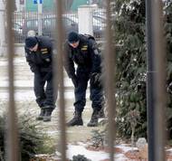 Policisté prohledávají 26. ledna 2006 okolí Durychovy ulice, kde byl večer předtím zastřelen Mrázek před sídlem své firmy.