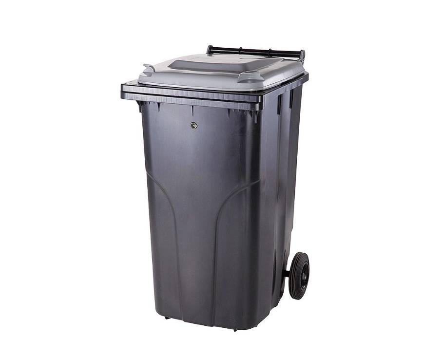 V místě kontejnerového stání je nově umístěna nádoba 240 l (černá s šedým víkem) na textilní odpad. Nejedná se pouze o oblečení, odkládat sem můžete také boty, batohy, lůžkoviny, apod. Vhazujte v zavázaných pytlích či taškách. Nesmí být mokrý ani znečištěný.