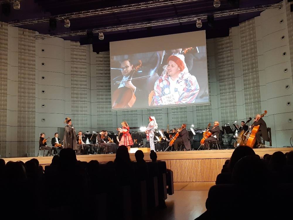 Dne 24.1. žáci ZŠ a předškoláci MŠ navštívili hudební představení s názvem Stroj času.