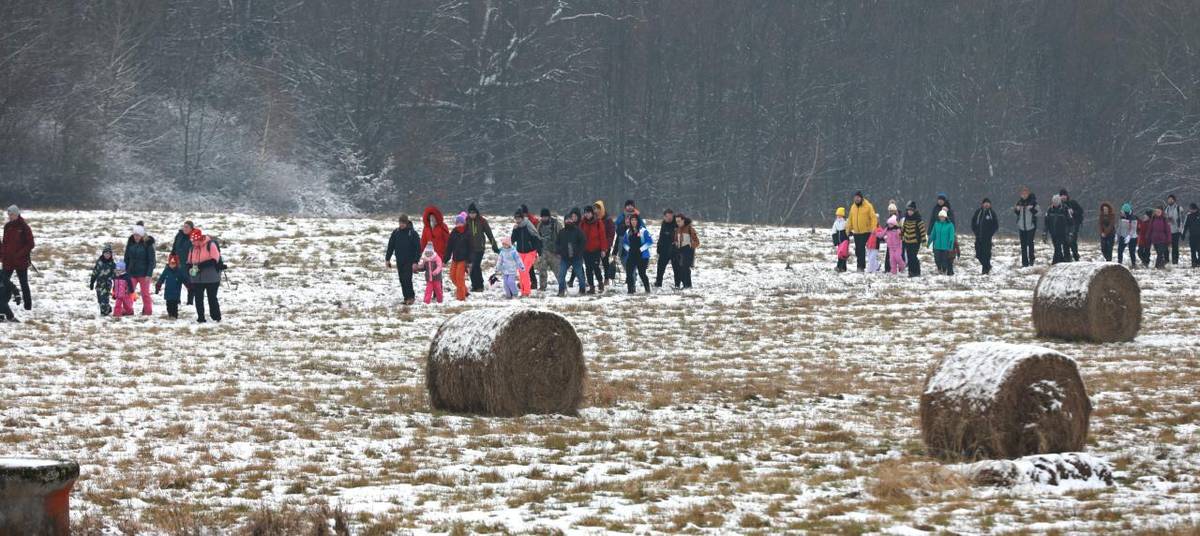 Zasnežené ráno na sviatok Troch kráľov, lákalo milovníkov prírody zúčastniť sa tradičnej turisticko-spoločenskej akcie "PO SRNČEJ STOPE". Deti aj dospelí neváhali a vydali sa na túru tradičnou trasou, kde v cieli na lúke pod "Nergeškou" čakal teplý čaj, poľovnícky guľáš, klobásy a iné pochutiny.