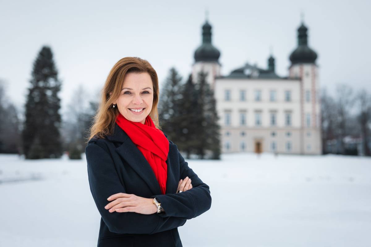 Koncem roku 2024 se s postem tajemníka města Vrchlabí rozloučil Ing. Pavel Řehák, který předal svoji agendu nové tváři - Mgr. Radce Metelkové.   Pavel Řehák odchází z postu tajemníka města po 18 letech a město mu je vděčné za jeho přínosné a dlouhodobé setrvání v pozici. Za dobu jeho působení se městu podařilo realizovat a dotáhnout velké množství projektů, na kterých se p. Řehák podílel.    Ještě v průběhu podzimu vzešla z výběrového řízení nová tvář na post tajemníka města. Město se rozhodlo vybrat Radku Metelkovou, do té doby působící na postu tajemnice města Špindlerův mlýn. Pro město Vrchlabí byl výběr Radky Metelkové jasná volba. “Do výběrového řízení se nám přihlásilo několik zajímavých osobností, ale nás zaujala právě Radka Metelková svými zkušenostmi a hlavně praxí přímo na obdobné pozici ve stejném kraji,” komentuje výběr senátor a starosta města Jan Sobotka.    Radka Metelková se narodila ve Vrchlabí, prožila zde celé dětství, včetně studií gymnázia. Vystudovala mezinárodní vztahy a diplomacii, již při studiích začala pracovat na Ministerstvu zahraničních věcí. Ze šestnácti let na tomto ministerstvu strávila většinu doby na zastupitelských úřadech ČR v zahraničí – pět let v Kanadě na Generálním konzulátu v Torontu a na Velvyslanectví v Ottawě a necelých šest let ve švýcarské Ženevě na Stálé misi ČR při OSN. V létě 2022 se i s rodinou vrátila domů a rozhodla se jít novou cestou. V lednu 2023 nastoupila na MěÚ ve Špindlerově Mlýně na místo tajemnice.  "Práce pro tento úřad mě moc bavila, bavilo mě krásné horské prostředí i veškerá specifika, které práce pro toto horské město obnáší. Nyní přecházím do Vrchlabí a to znamená naučit se spoustu dalších agend, které zastává obec s rozšířenou působností. Beru to jako novou výzvu ve svém životě. Jsem moc ráda, že tuto příležitost dostávám. Vrchlabí mám ráda, znám ho a myslím si, že je to skvělé místo pro život. A nyní mám šanci pro své město něco udělat, něco mu vrátit,” dodává ke změně postu nová tajemnice města Vrchlabí Radka Metelková.