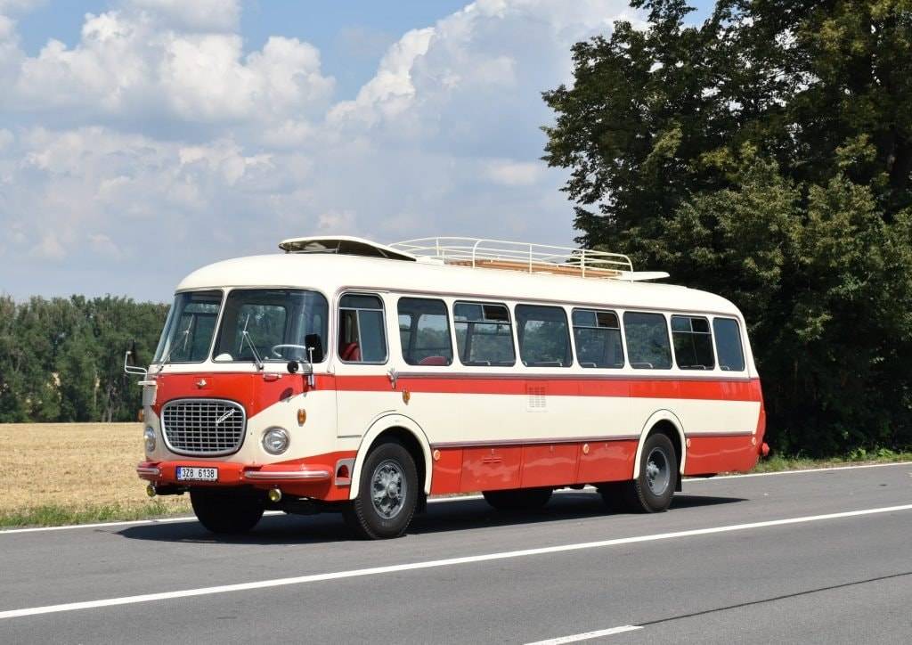 Vážení občané, upozorňujeme, že od soboty 1. 2. začínají platit nové jízdní řády autobusových linek zastavujících v naší obci. Podrobný jízdní řád je přiložen níže v dokumentech a vyvěšen na vývěsce OÚ. Odjezdy autobusů z Černé budou v následující časy: Pracovní dny:odjezd směr Žďár nad Sázavou: 4:31, 6:33, 9:33, 12:40, 15:57, 17:57, 20:35odjezd směr Polná: 13:03, 15:03, 17:03odjezd směr Měřín: 4:57 (spoj z Polné); 6:15, 7:26, 12:24, 15:21, 17:32, 19:32, 23:04Víkendy a svátky: odjezd směr Žďár nad Sázavou: 7:29, 11:29, 15:29odjezd směr Měřín: 10:25, 14:25, 18:25Pro občany z Milíkova platí podobné časy odjezdu autobusů (+/- 4 min.) směr Žďár nad Sázavou a směr Měřín (vyjma spoje v 4:57 do Měřína, který jede z Polné).Podrobnější autobusové spojení, i do vzdálenějších lokalit, je možné vyhledat na portálu IDOS. (https://idos.cz/vlakyautobusymhdvse/spojeni/) Jizdni-rad-Zdar-nad-Sazavou-Merin-od-1.2.2025.pdfJizdni-rad-Merin-Polna-od-1.2.2025.pdf
