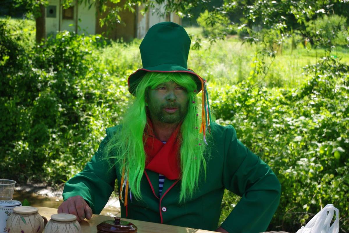 Letos nám přálo počasí, dětí bylo spoustu, a dokonce se na nás zase přijeli podívat hasiči ze Zělíz. Téma letošního dětského dne bylo z pohádky do pohádky, jak ukazují fotografie, nechyběl ani vodník, trpaslík, klaun, čarodějnice nebo víla.