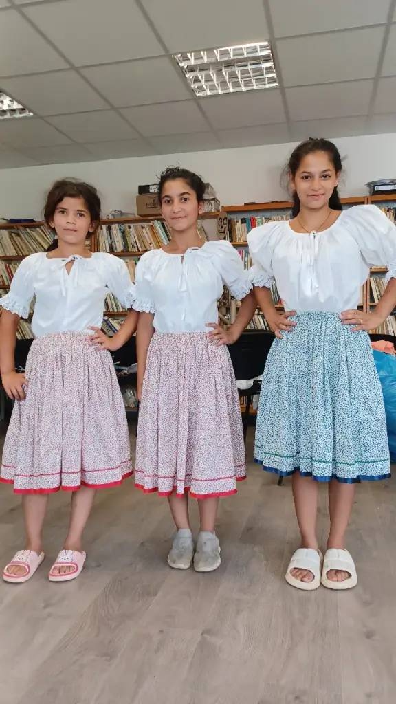 K príležitosti oslavy prvej písomnej zmienky a ku príležitosti odpustovej slávnosti si rozvojový pracovník pre mládež a asistent mládeže pripravili s deťmi krátky tanček, ktorý predviedli na vystúpení.