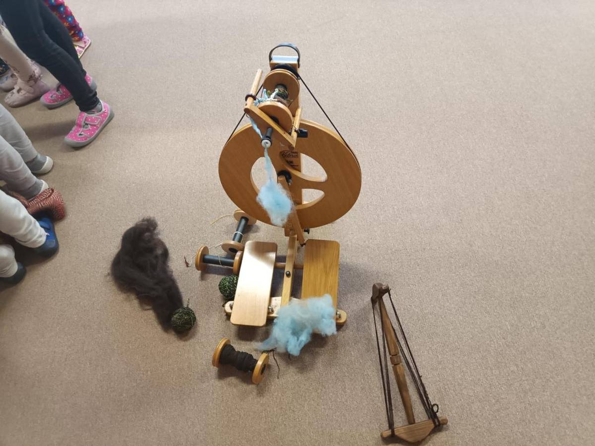 Jak vnikne takový svetr nebo šála? teď už to víme...nejprve ostříháme  ovečku, vlnu poté nabarvíme, učešeme a na kolovrátku upředeme niť. Z  nitě poté na tkalcovském stavu utkáme látku a máme téměř hotovo :)