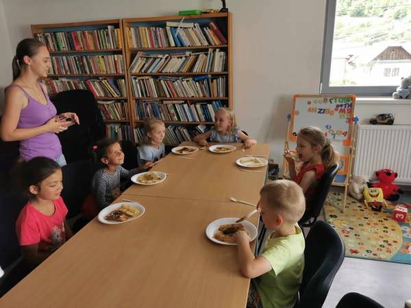 Nenementorka zorganizovala aktivitu, kde sa deti učili ako správne držať príbor . Pochutili si na palacinkách a po dobrom jedle sa spoločne zahrali.