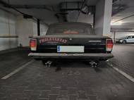 Na růžích ustláno nemají ani majitelé ruských aut. Volha, která kdysi sloužila jako reklamní poutač, teď pod vrstvou prachu čeká v garáži na lepší časy.