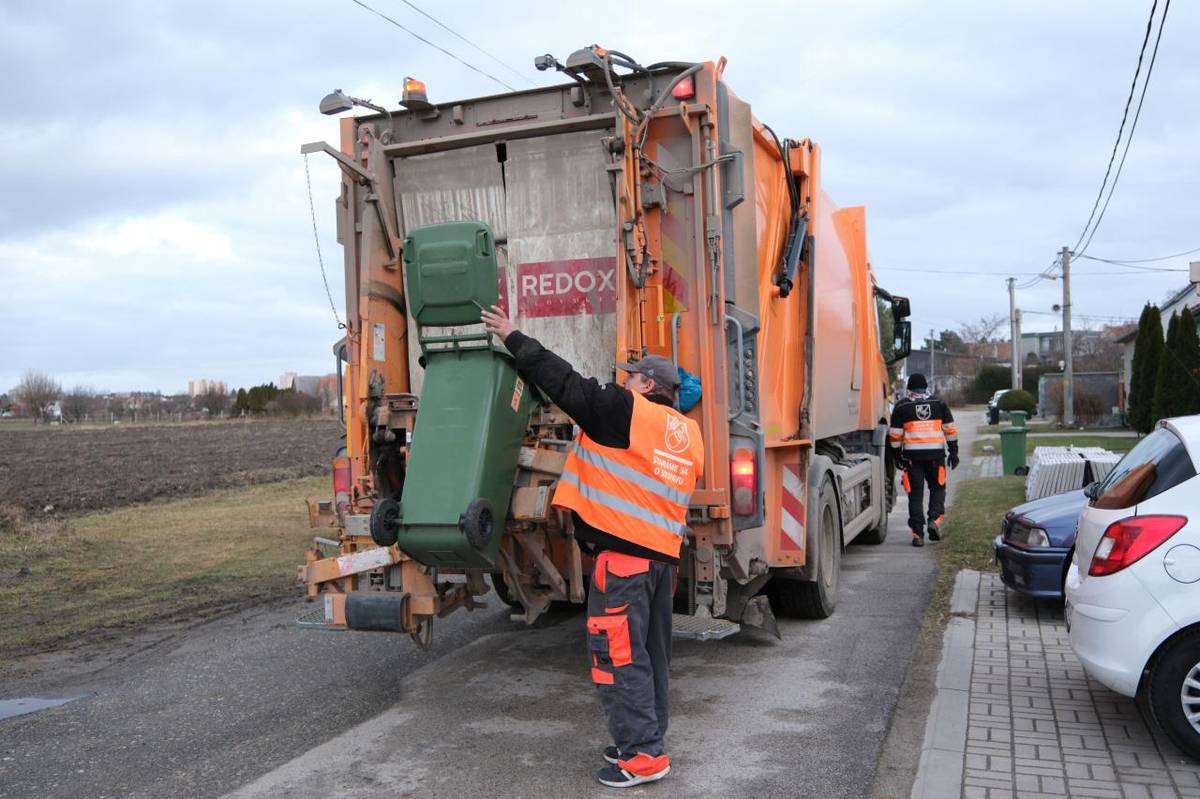 Viacčlenné domácnosti (od 3 do 6 osôb) z rodinných domov, ktoré využívajú 120 l zbernú nádobu a majú automaticky týždňovú frekvenciu zvozu odpadu, môžu aj tento rok požiadať o zníženie frekvencie vývozu komunálneho odpadu.