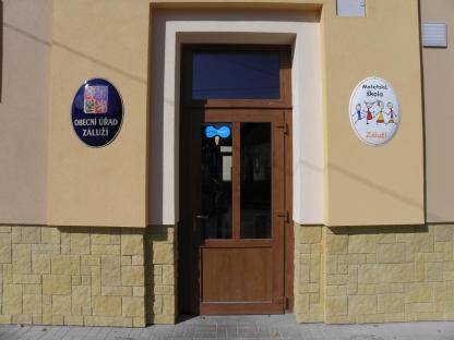 Poplatky za popelnice a psy  Webová aplikace Služby na webu umožňuje občanům platbu poplatků prostřednictvím platební brány GoPay.  Po přihlášení identitou občana se zobrazí evidované poplatky k zaplacení.