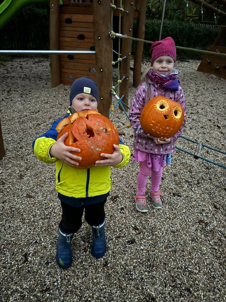 Dlabání a vyřezávání dýní na zahradě MŠ