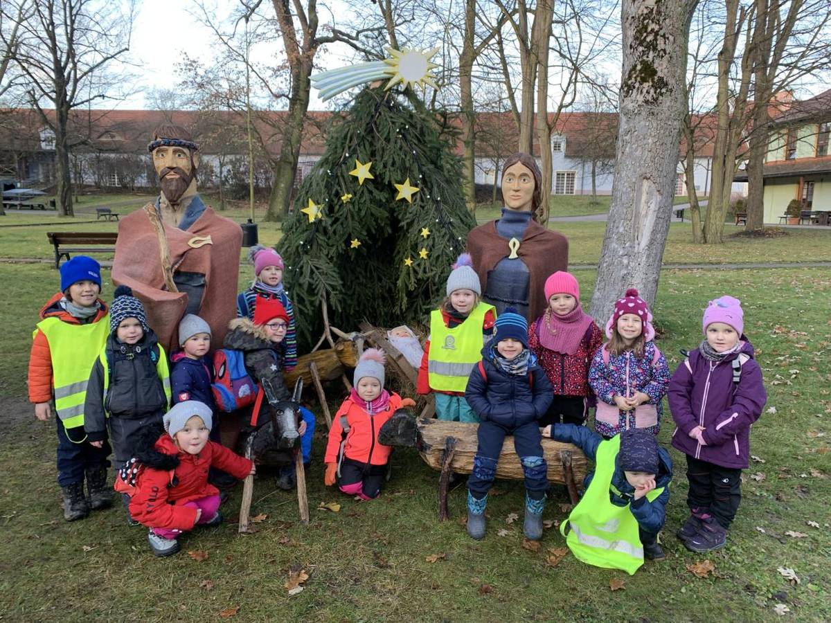 Výlet linkovým autobusem. Betlém, zvířátka na farmě Skalka a hry na hřišti