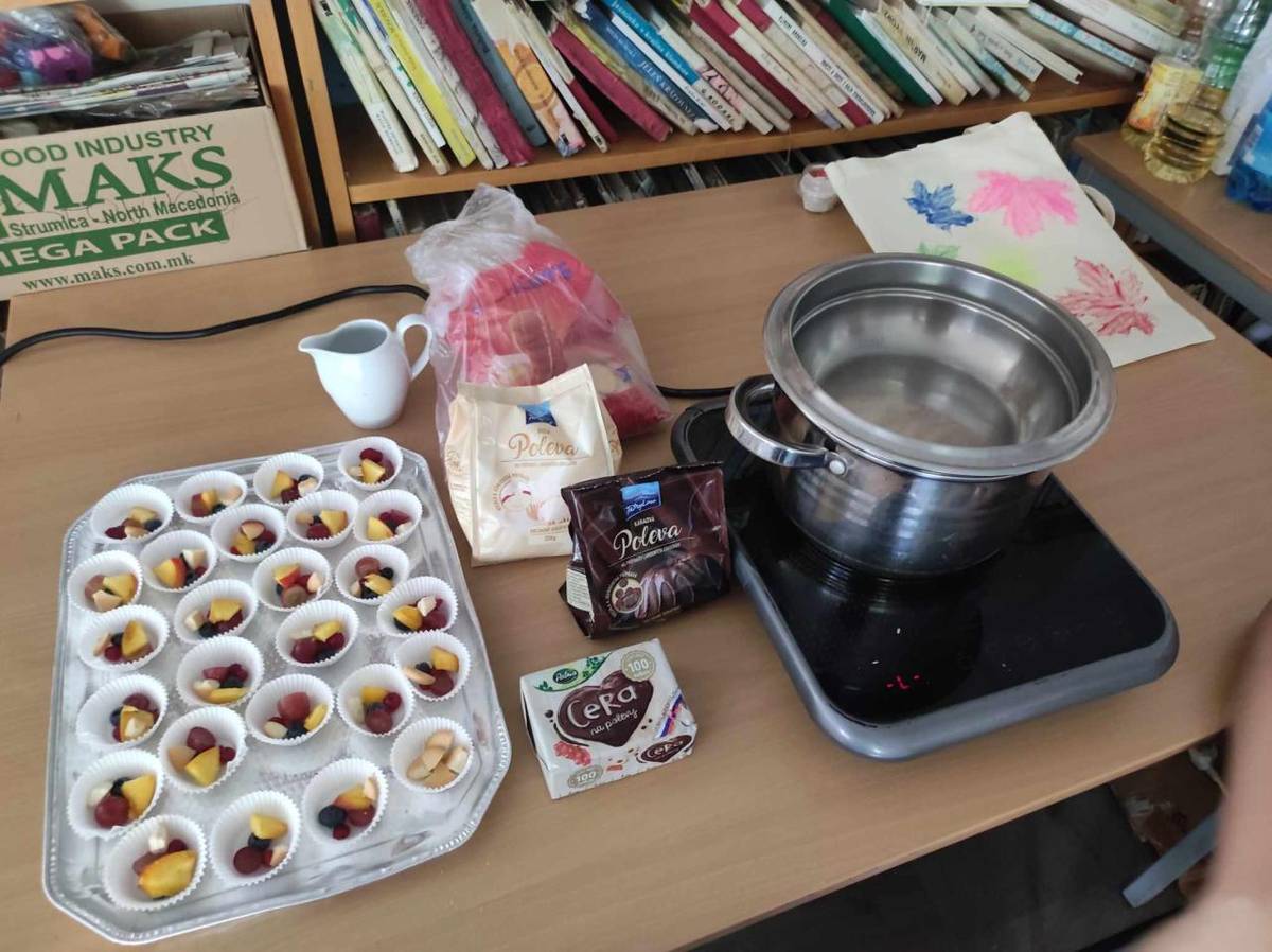 Aktivita bola zameraná na zlepšovanie medziľudských vzťahov. Deti si spoločne pozreli film Charlie a továreň na čokoládu a ako odmenu za pozorné pozeranie a účasť si s pracovníčkami RT pripravili ovocie v čokoláde.