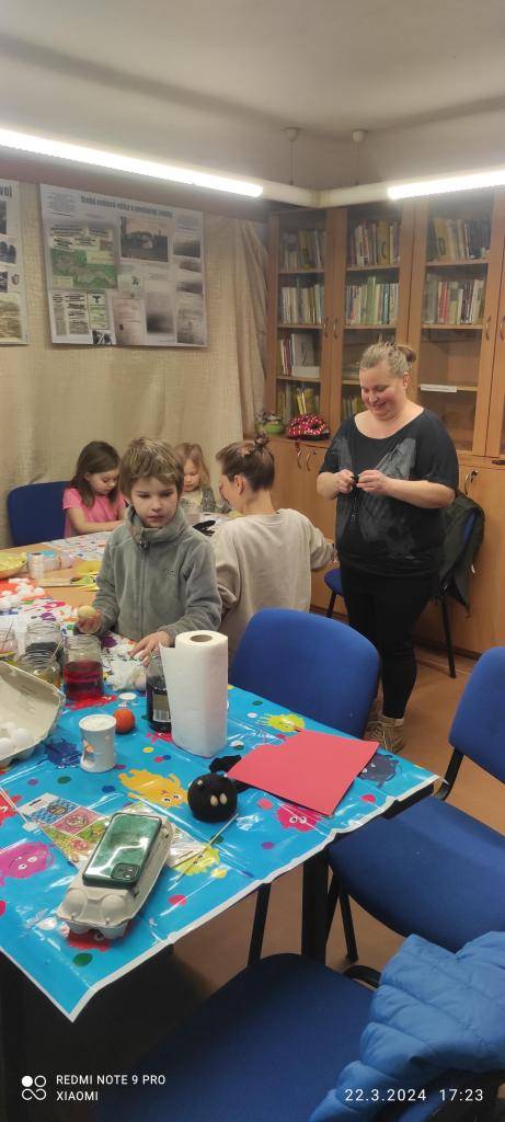 Na obecním úřadě jsme si vyrobili klíčící hlavičky, pomalovali jsme jarní sádrové odlitky a užili jsme si společně strávený čas.