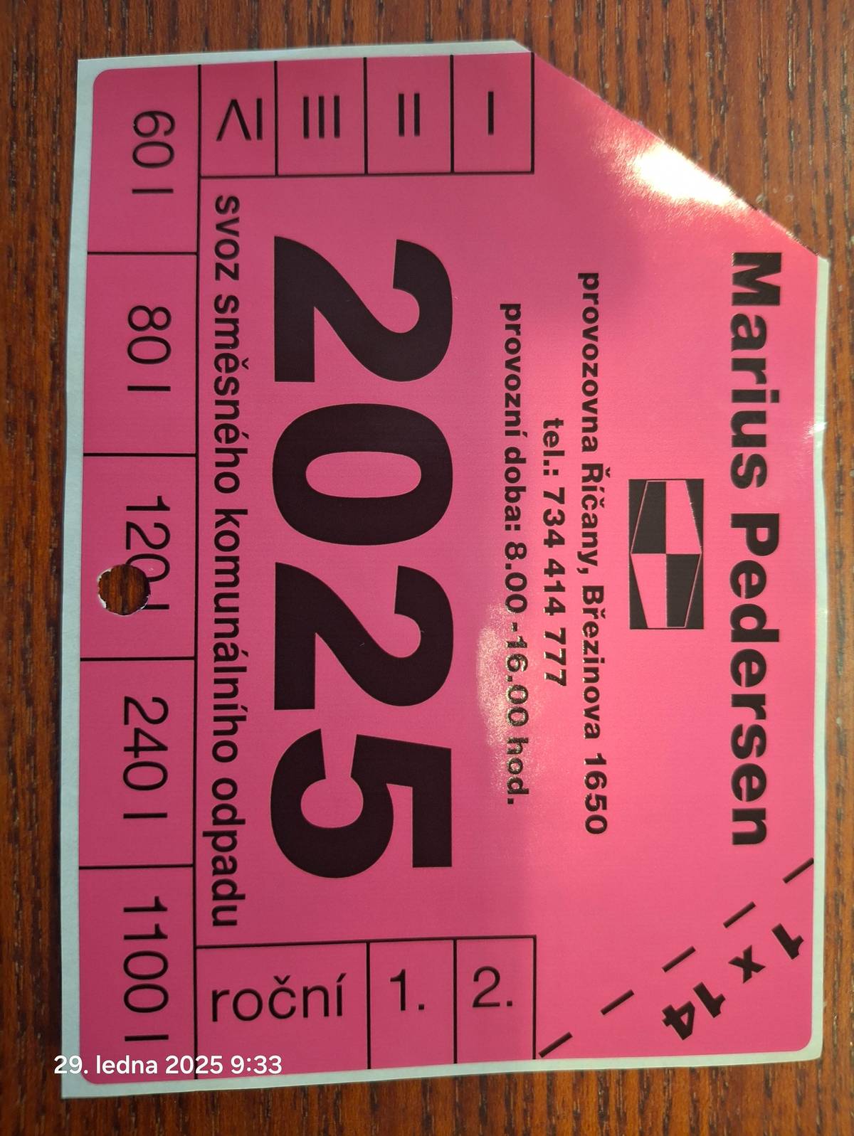 Upozorňujeme na nutnost, mít příští týden popelnici na směsný odpad (černou) označenou novou známkou. Popelnice bez známky na rok 2025 nebudou vyvezené.