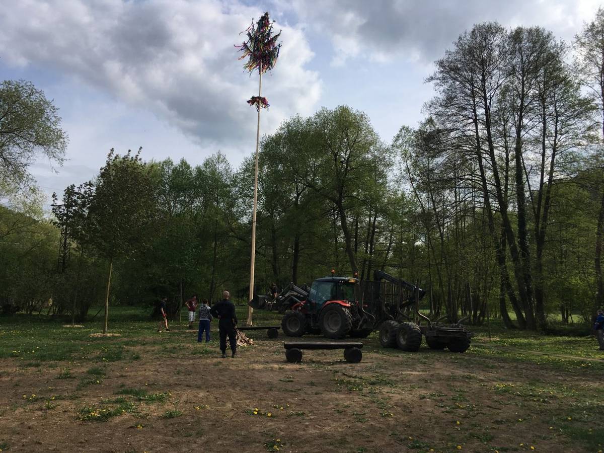 Stavba májky, příprava čarodějnic