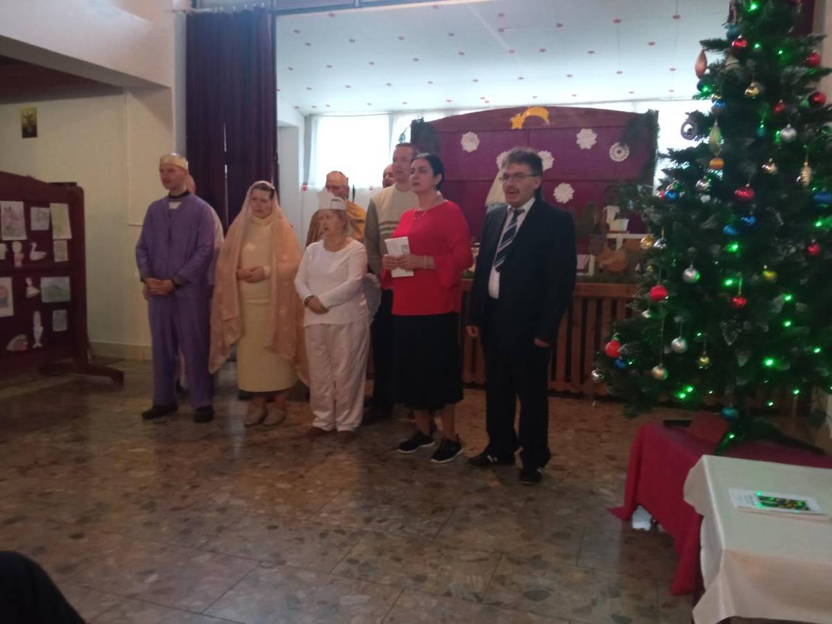 Naši prijímatelia si pripravili krásny program, ktorý potešil všetkých. Po programe obdarovali zamestnancov darčekovými predmetmi, ktoré sami vyrobili.