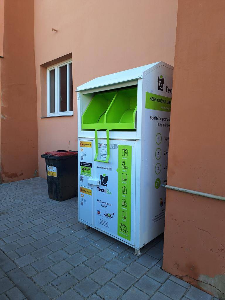 Sběrný box do kterého můžete vkládat oděvy, boty, hračky a mnoho dalšího, co v domácnosti již nenachází využití, ale jiným lidem může posloužit, najdete u obecního úřadu.