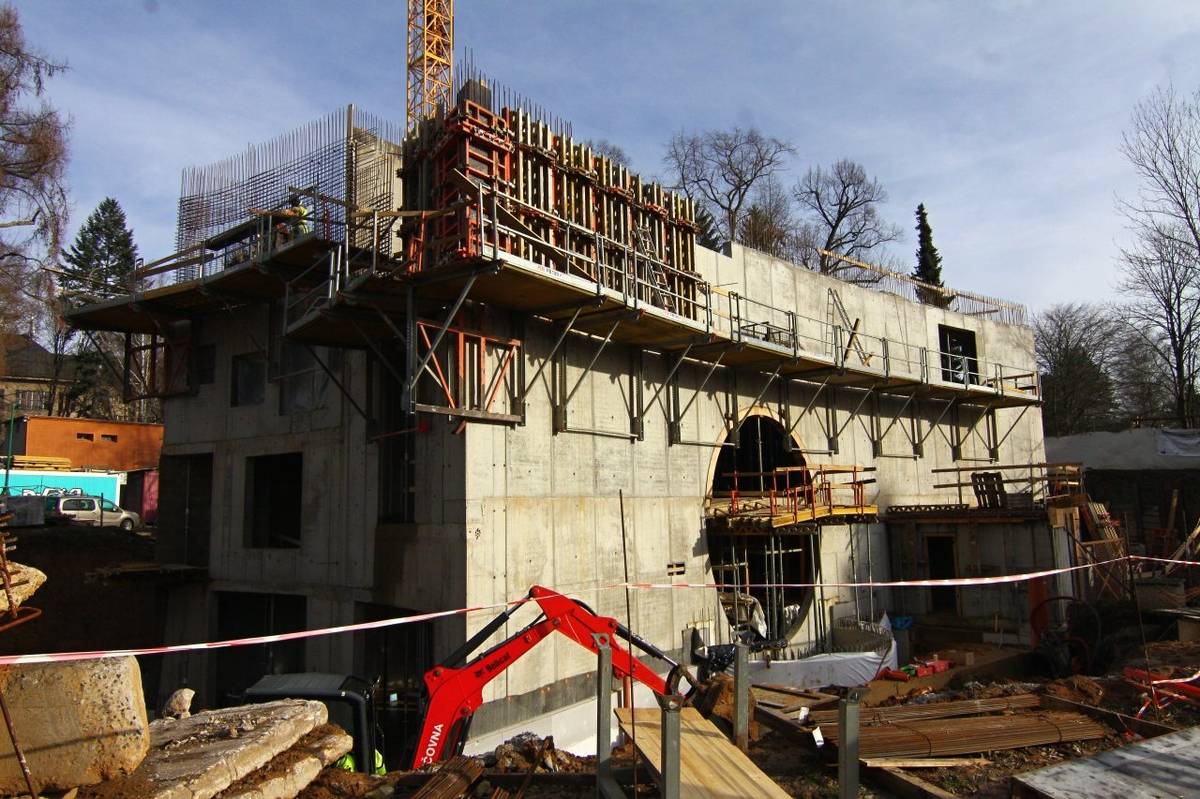 Milí Turnováci,     přinášíme pravidelný přehled zpráv za uplynulý týden.  Ocenění nejlepších orientačních běžců  V pátek 24. ledna 2025 se konala tradiční oddílová výroční schůze Oddílu orientačního běhu TJ Turnov. Na programu bylo hodnocení uplynulé sezony, ocenění nejlepších sportovců oddílu i plány v roce 2025.   Odstartovala třetí dekáda Soutěže Karla Hubáčka  Oslava poctivého stavařství a kreativní architektury. I to by měla reprezentovat Soutěž Karla Hubáčka, která právě sbírá přihlášky do ročníku 2025. Vloni se stala turnovská Ulička řemesel vítězem kategorie Krajina a veřejný prostor!   Soutěž školáků s projektem Kraje pro bezpečný internet  Až do konce února 2025 mají žáci a studenti základních i středních škol po celé České republice jedinečnou příležitost zapojit se do soutěžního kvízu v rámci projektu Kraje pro bezpečný internet.   Poplatky v roce 2025  Opět zveřejňujeme informace odboru finančního. Splatnost poplatku ze psů je do 31. března 2025.  Poplatek za svoz komunálního odpadu v roce 2025 činí 840 Kč/osoba/rok. Veškeré detaily k platbám najdete v textech níže.   Do knihovny ve Skálově ulici byla osazena schodiště  Včera proběhl na staveništi turnovské knihovny další kontrolní den, betonáž nosných konstrukcí je v plném proudu. Hrubá stavba je hotová zhruba ze 3/5, nyní jsou kompletně dokončené stěny 2.NP a začíná se zhotovovat strop nad tímto podlažím.   Tvoříme Turnov – ročník 2025 startuje!  Participativní rozpočet Tvoříme Turnov 2025 je tady! Seznamte se s pravidly a harmonogramem, a přijďte s vaším nápadem na vylepšení veřejného prostoru města. Celková částka vyhrazená pro vaše projekty je 700 tis. Kč!   Přejeme Vám krásný víkend! Tým turnovské radnice