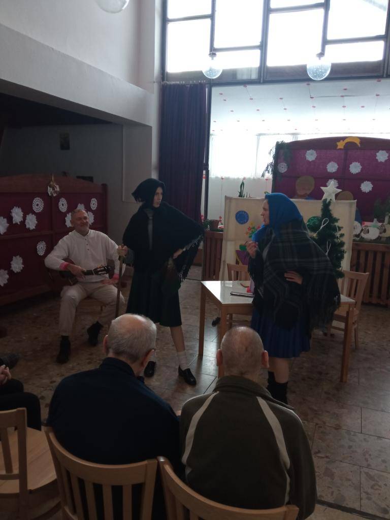 Divadlo Sarus prišlo opäť zahrať naším prijímateľom ďalšiu hru pod názvom Babky rapotajky a Vianoce. Dievčence boli skvelé. Ďakujeme.