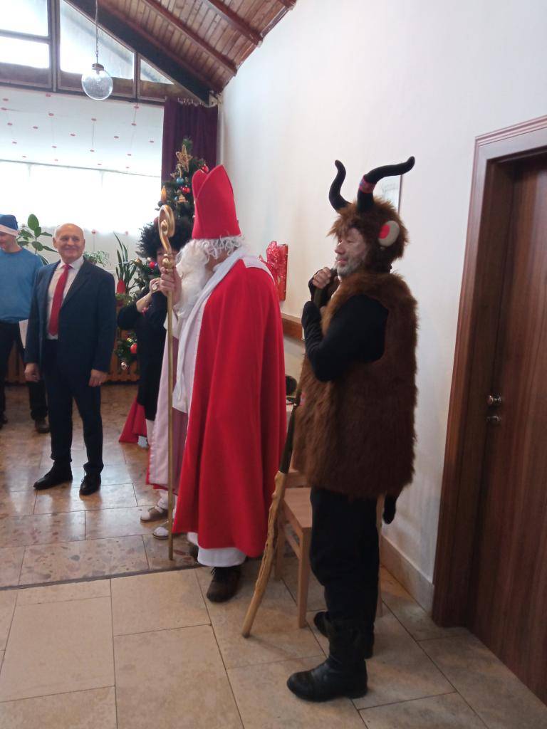 Ako každý rok, tak aj tento nás prišiel navštíviť pán starosta aj s Mikulášom a nechýbal ani čert.