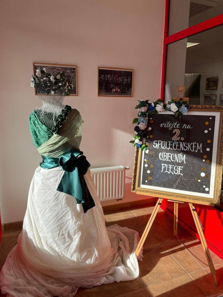24.ledna ve 20 hodin byl zahájen starostou obce již 2. obecní společenský ples. Dámy byly hned při vstupu obdarovány kytičkou a později i míchaným nápojem připraveným profesionálním barmanem. Plně obsazený sál místními i přespolními hosty mohl shlédnout bohatý kulturní program.