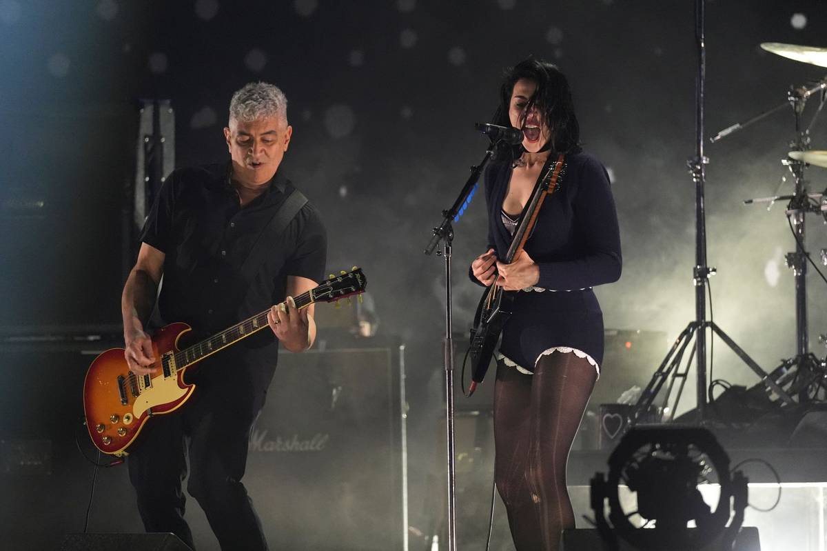 Pat Smear z kapely Nirvana se zpěvačkou St. Vincent.