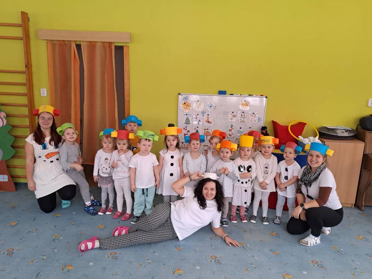 ,,Ať je zima, ať je mráz,  nebojí se žádný z nás,  ať si mrzne ať je zima,  zimní sporty ty jsou prima!''