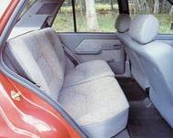 Vzadu byl relativní dostatek místa, lavice v některých verzích měla dělená opěradla.