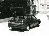 Na této fotce je dobře patrné, že 309 byla liftbackem s celou výklopnou zadní částí. Kufr měl 397 litrů a také možnost sklopit zadní opěradla.