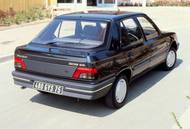 Samozřejmě zadní světlomety, které více odpovídají větší 405.