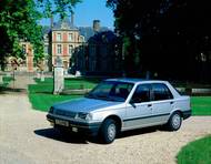 Novinka, představená nejprve jako pětidveřový liftback, byla totiž větší než 205, ale menší než 305.