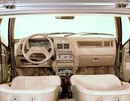 Palubní deska byla účelná, výrazněji se ale odlišovala od modelu 205.