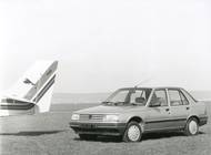 Přední část doznala jen decentních změn, mírně odlišná je maska chladiče.