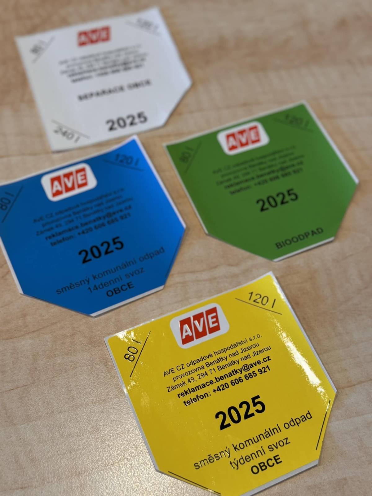 Dobrý den, děkujeme všem, kteří do konce ledna 2025 zaplatili poplatky za svoz směsného komunálního odpadu za rok 2024! Upozorňujeme, že je třeba si ještě vyzvednout nálepky na rok 2025. V únoru už svozová společnost AVE sveze odpad jen z nádob, které budou mít nálepku na rok 2025. Můžete využít úředních hodin obce nebo po dohodě na telefonu 286 851 985. Děkujeme za pochopení. Váš úřad obce.